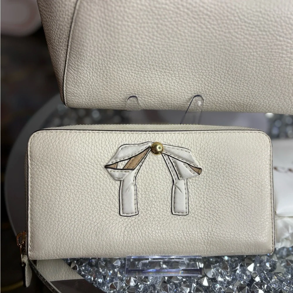 Coach 2018 Small Kelsey bow Satchel w/matching wallet EUC - Picture 4 of 14